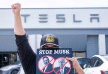 Un manifestant appelle au boycott de Musk et de Tesla.