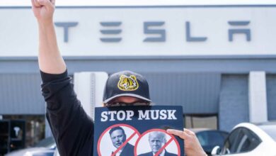 Un manifestant appelle au boycott de Musk et de Tesla.