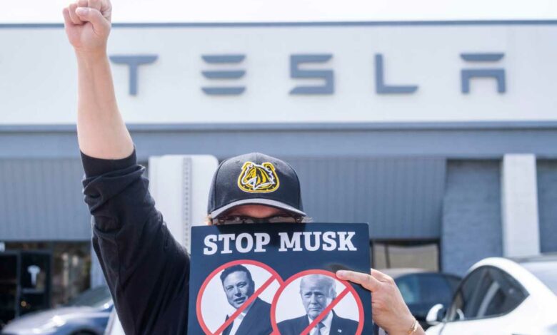 Un manifestant appelle au boycott de Musk et de Tesla.
