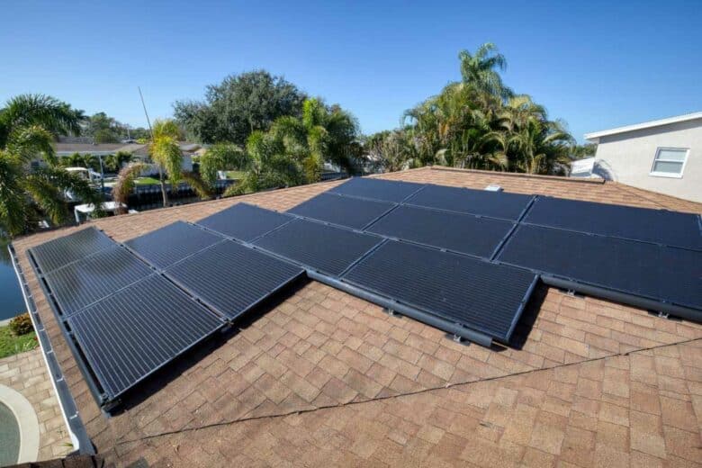 Des panneaux solaires en toiture.