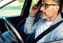Un conducteur qui porte des lunettes.