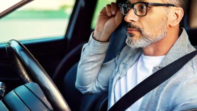 Un conducteur qui porte des lunettes.