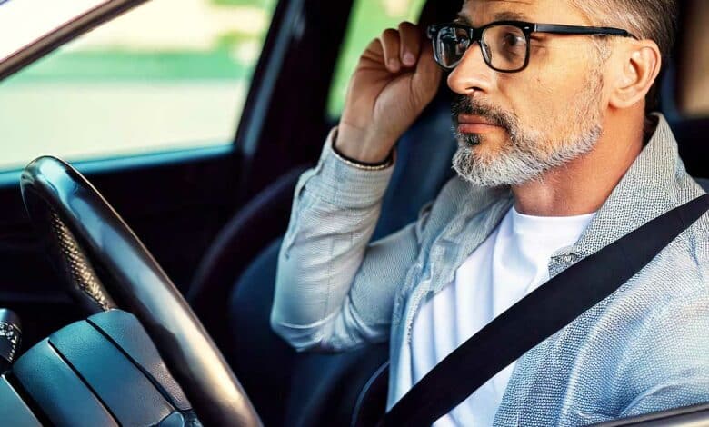 Un conducteur qui porte des lunettes.