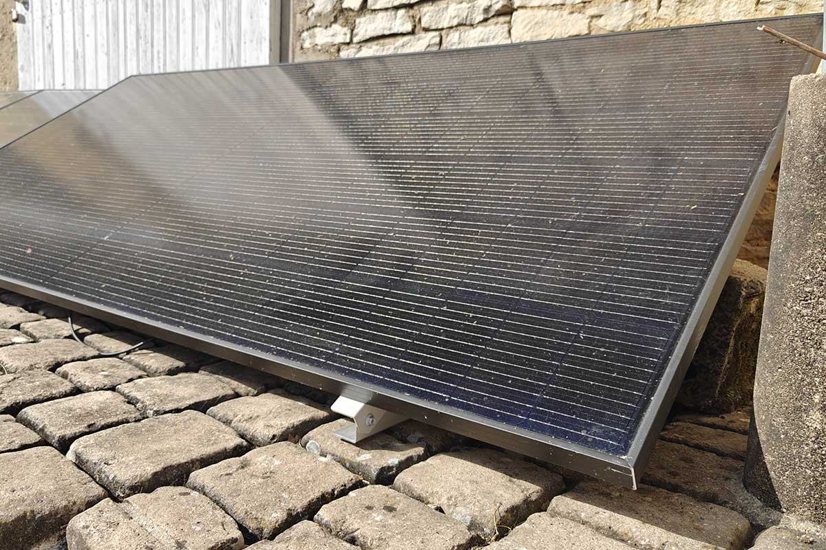 La taxe solaire en Nouvelle-Calédonie fait exploser les factures d'électricité des propriétaires.