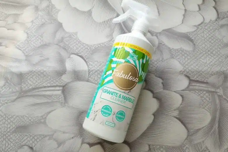 Le spray Fabulosa Granite & Marble, acheté chez Action, parfait pour des surfaces éclatantes au quotidien.