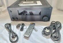 Vue d'ensemble du contenu du colis de l'ampli home-cinéma Onkyo TX-RZ30 : câbles, télécommande et micro de calibration.