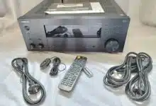 Vue d'ensemble du contenu du colis de l'ampli home-cinéma Onkyo TX-RZ30 : câbles, télécommande et micro de calibration.