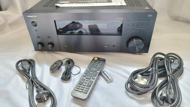 Vue d'ensemble du contenu du colis de l'ampli home-cinéma Onkyo TX-RZ30 : câbles, télécommande et micro de calibration.