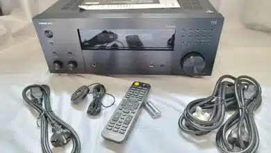 Vue d'ensemble du contenu du colis de l'ampli home-cinéma Onkyo TX-RZ30 : câbles, télécommande et micro de calibration.