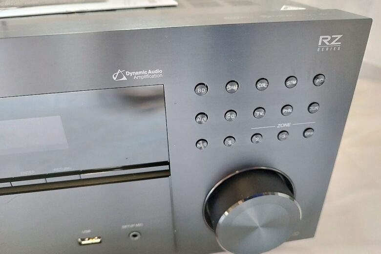 Zoom sur le panneau avant droit de l'ampli home-cinéma Onkyo TX-RZ30, mettant en valeur la molette de sélection et l'accès rapide aux sources.