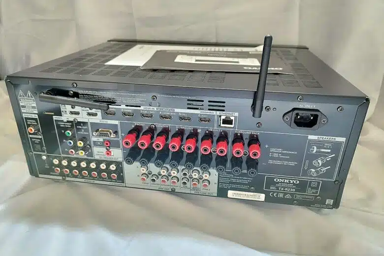 Vue arrière complète de l'ampli home-cinéma Onkyo TX-RZ30, dévoilant une connectique ultra-complète pour tous vos appareils.