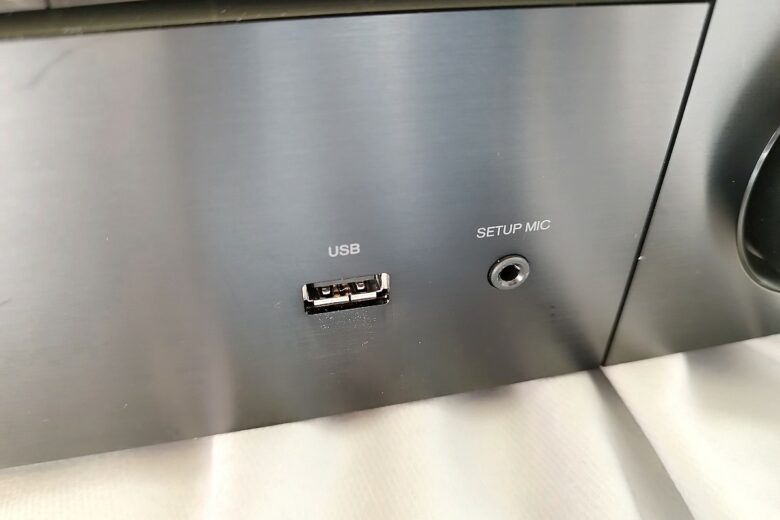 Focus sur les ports USB et Setup Mic en façade de l'ampli home-cinéma Onkyo TX-RZ30, pratiques pour l'installation et le calibrage.