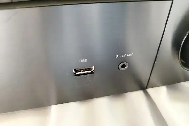Focus sur les ports USB et Setup Mic en façade de l'ampli home-cinéma Onkyo TX-RZ30, pratiques pour l'installation et le calibrage.