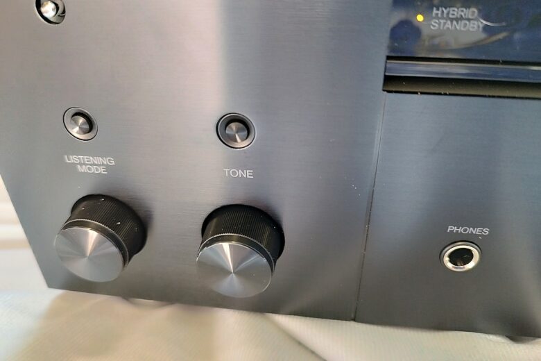 Détail des molettes d'ajustement "Listening Mode" et "Tone" de l'ampli home-cinéma Onkyo TX-RZ30 pour un contrôle du son optimal.