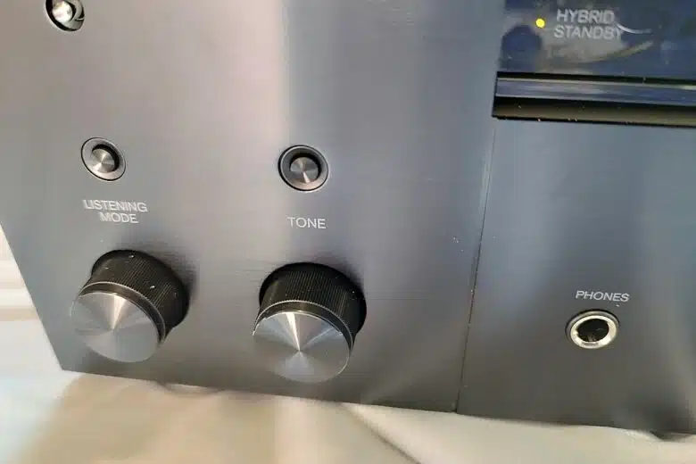 Détail des molettes d'ajustement "Listening Mode" et "Tone" de l'ampli home-cinéma Onkyo TX-RZ30 pour un contrôle du son optimal.
