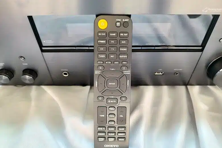 Télécommande de l'ampli home-cinéma Onkyo TX-RZ30, simple et complète pour piloter toutes les fonctionnalités du système.