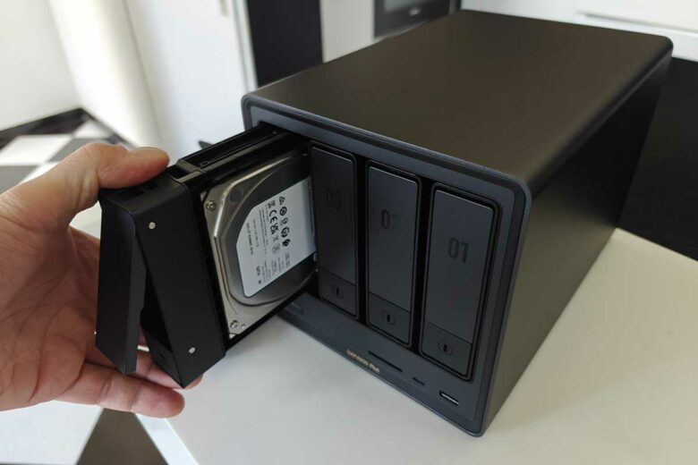 L'insertion des disques durs.