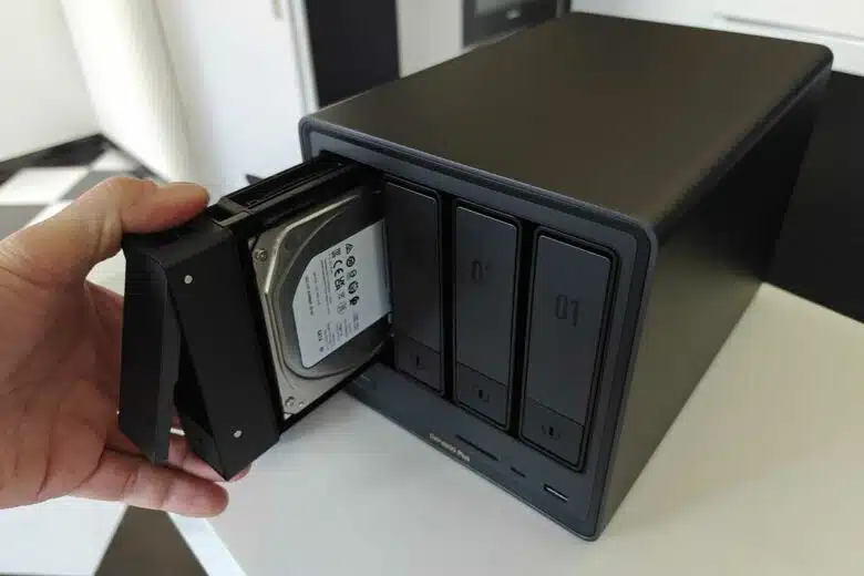 L'insertion des disques durs.
