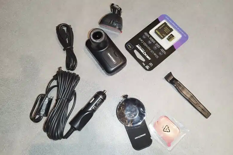 Contenu du colis de la dashcam Nextbase 322GW : tous les accessoires indispensables sont soigneusement fournis, de la fixation magnétique au câble d’alimentation.