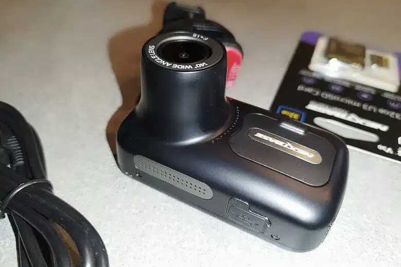 Zoom sur la dashcam Nextbase 322GW : un design compact et moderne, prêt à veiller sur vos trajets.