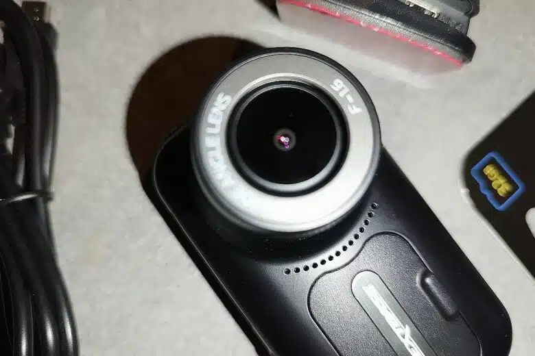 Objectif grand angle de la dashcam Nextbase 322GW : une lentille de qualité pour capter un maximum de détails sur la route.