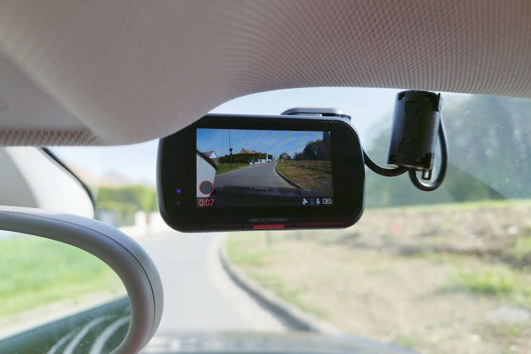 Installation de la dashcam Nextbase 322GW sur le pare-brise : un écran clair et un enregistrement automatique dès le démarrage.