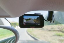 Installation de la dashcam Nextbase 322GW sur le pare-brise : un écran clair et un enregistrement automatique dès le démarrage.