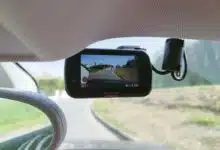 Installation de la dashcam Nextbase 322GW sur le pare-brise : un écran clair et un enregistrement automatique dès le démarrage.