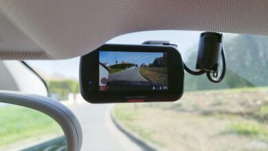 Installation de la dashcam Nextbase 322GW sur le pare-brise : un écran clair et un enregistrement automatique dès le démarrage.