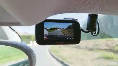 Installation de la dashcam Nextbase 322GW sur le pare-brise : un écran clair et un enregistrement automatique dès le démarrage.