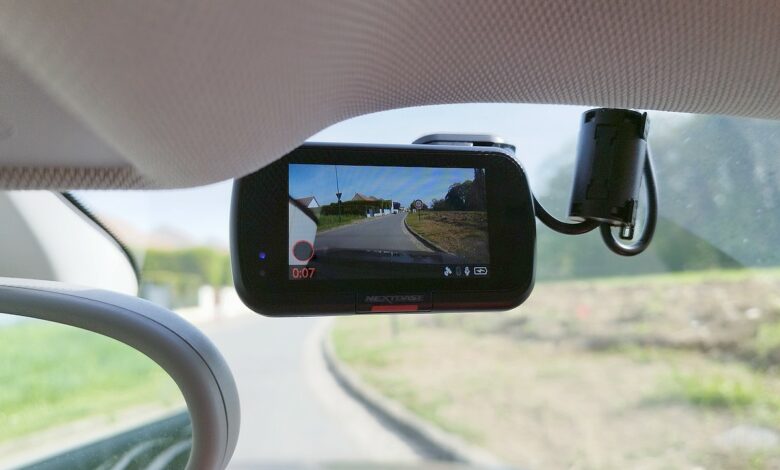 Installation de la dashcam Nextbase 322GW sur le pare-brise : un écran clair et un enregistrement automatique dès le démarrage.