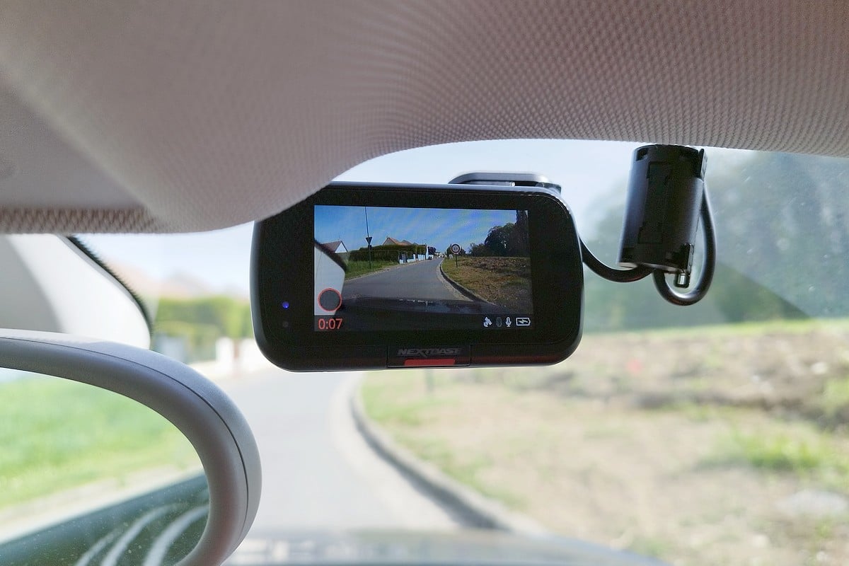 Installation de la dashcam Nextbase 322GW sur le pare-brise : un écran clair et un enregistrement automatique dès le démarrage.