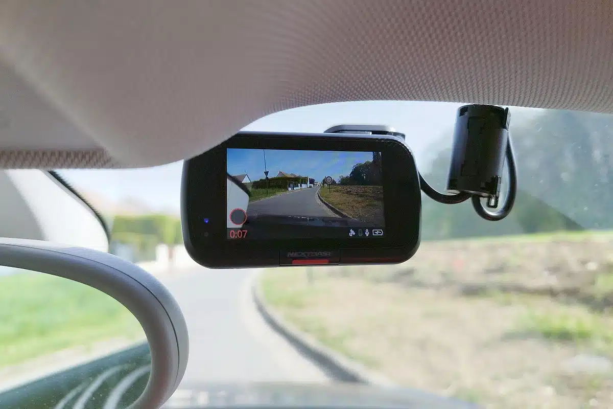 Installation de la dashcam Nextbase 322GW sur le pare-brise : un écran clair et un enregistrement automatique dès le démarrage.