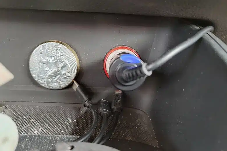 Branchement de la dashcam Nextbase 322GW à la prise allume-cigare : une installation simple et rapide pour une alimentation continue.