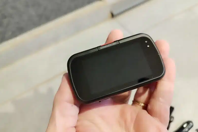 Vue arrière de la dashcam Nextbase 322GW : un écran 2,5 pouces parfait pour vérifier rapidement ses enregistrements.