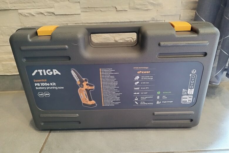 Valise de transport robuste de l’élagueuse-sécateur STIGA PR 100e Kit, avec un aperçu complet des caractéristiques techniques imprimées sur le couvercle.