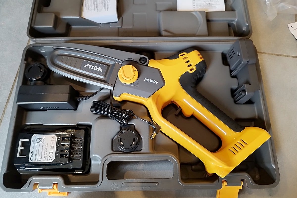 Vue intérieure de la mallette de l’élagueuse-sécateur STIGA PR 100e Kit, avec tous les éléments bien rangés pour un transport sécurisé.
