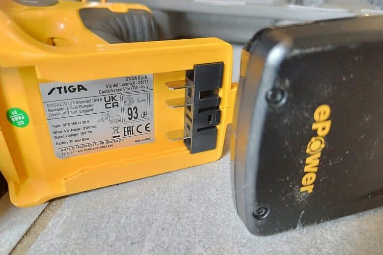 Détail de l’étiquette technique de l’élagueuse-sécateur STIGA PR 100e Kit, indiquant notamment le niveau sonore de 93 dB et le voltage.