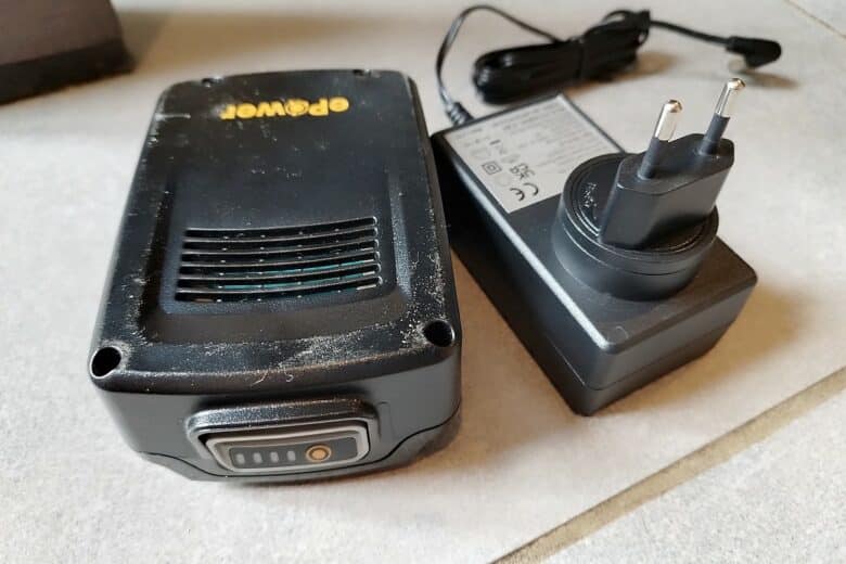 La batterie ePower et le chargeur fournis avec l’élagueuse-sécateur STIGA PR 100e Kit, prêts à l’emploi pour démarrer vos travaux d’élagage.