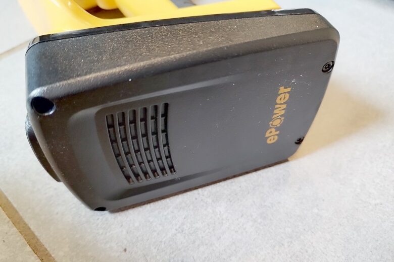 Autre angle de la batterie ePower de l’élagueuse-sécateur STIGA PR 100e Kit, soulignant la ventilation et la robustesse du boîtier