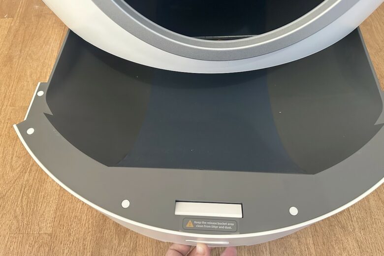 Focus sur le compartiment à déchets hermétique de la litière connectée EziClean K10i, pour un nettoyage ultra-facilité.