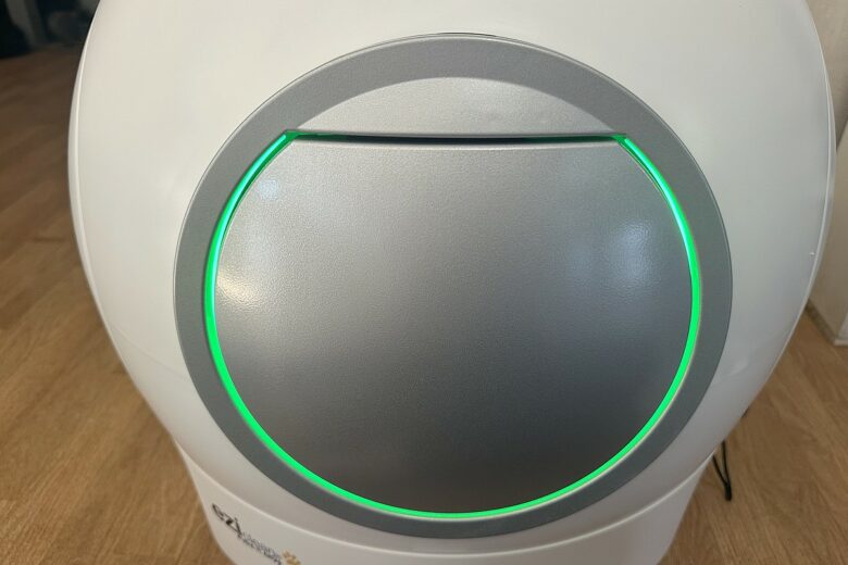 Mode nettoyage terminé : la litière connectée EziClean K10i affiche un joli cercle lumineux vert.