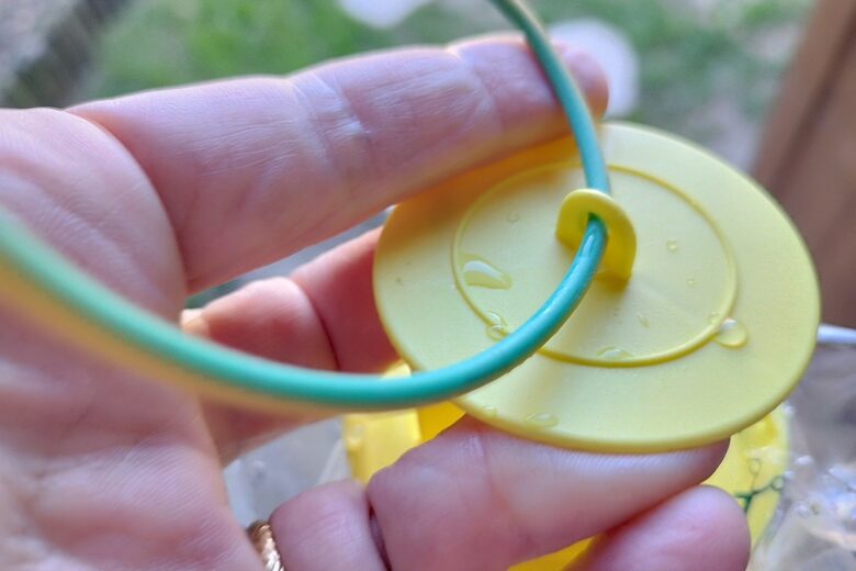 Astuce maison : un simple fil électrique pour suspendre le piège à mouches Edialux.