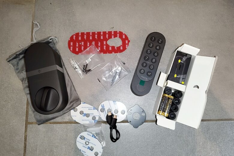 Contenu complet de la boîte de la serrure connectée Aqara U200 : serrure, clavier numérique, visserie, adhésifs, câbles USB-C, piles AAA et accessoires de fixation.