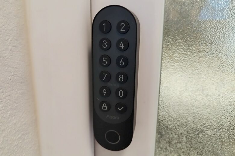 Le clavier numérique rétroéclairé de la serrure Aqara U200, déjà installé sur le montant extérieur de la porte.