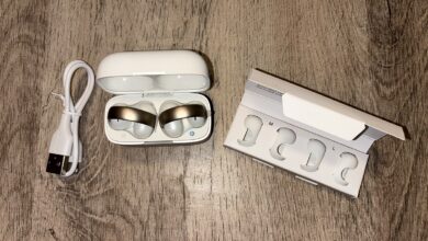 Les Soundcore AeroClip by Anker en rose cuivré et blanc, bien installés dans leur boîtier, prêts à être testés.