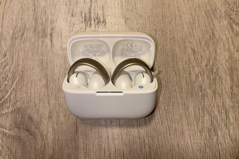 Gros plan sur les Soundcore AeroClip by Anker qui affichent un design original et soigné, à mi-chemin entre modernité et ergonomie.