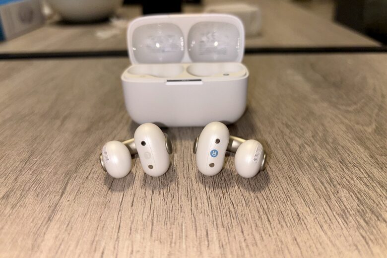 Gros plan sur les Soundcore AeroClip by Anker qui affichent un design original et soigné, à mi-chemin entre modernité et ergonomie.
