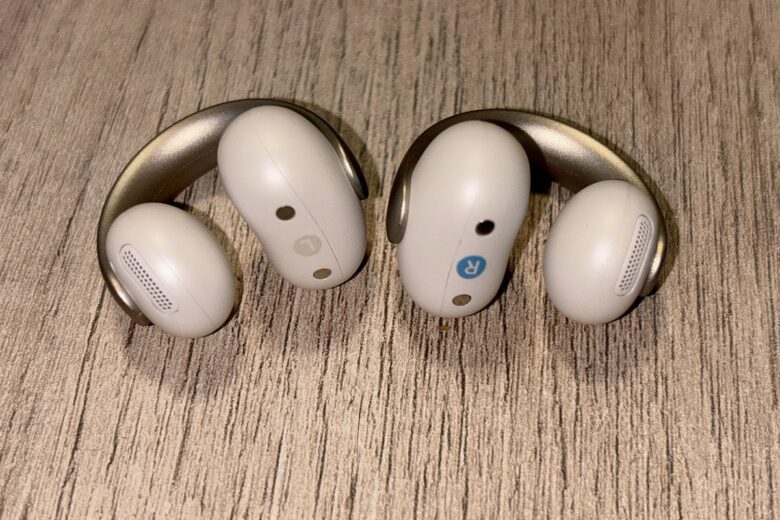 Les Soundcore AeroClip by Anker sortent de leur écrin pour révéler leur format en anneau ouvert et leur finition titane.