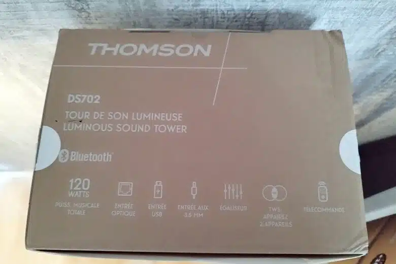 Emballage des tours de son lumineuses cosy Thomson DS702, bien protégé avec les principales fonctionnalités en façade.
